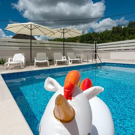 Apartment Luxury With Heated Pool 1.