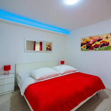 Apartment Luxury With Heated Pool 1.