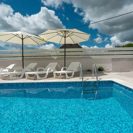 Luxury With Heated Pool 1. Apartamento *